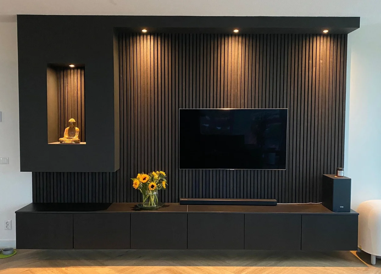 Antraciet cinewall met verticale latten en verlichte open vakken